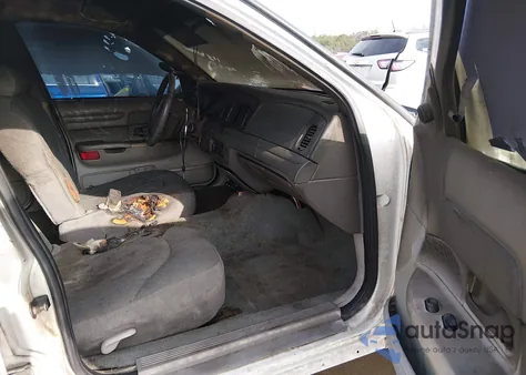 2001 Ford Crown Victoria Police Interceptor z USA, uszkodzony, nr VIN 2FAFP71WX1X107924